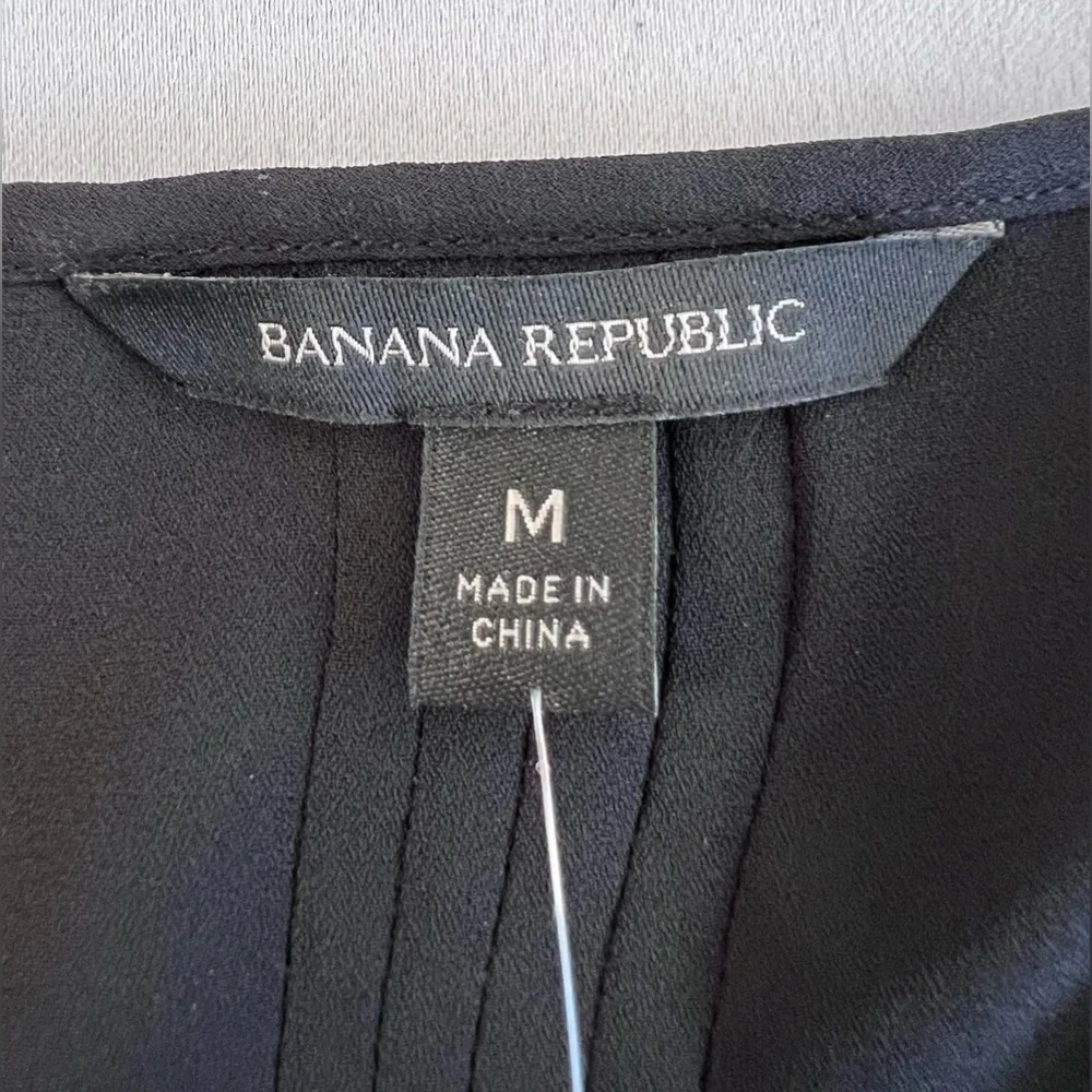 Banana Republic logo  CREPE FLUTTER BLOUSE‎ Black Sz Médium Women’s NWT!
